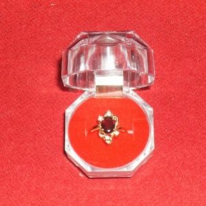 14k gold ring w/ large garnet and 4 diamonds